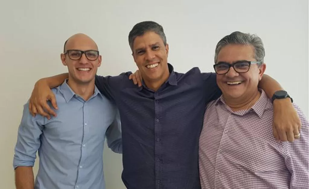 Marcelo Guarnieri, Ricardo Araújo e Celso Queiroz abraçados